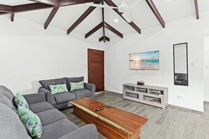 TV, offices - Steps to Beach | Free Pool Gym & Beach Club Access (Tamarindo)