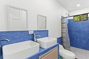 Ducha, secador de pelo y toallas