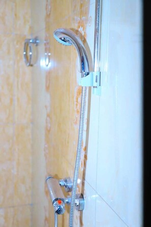 Apartment | Bathroom amenities | Shower, towels - K-spot 1 Bedroom Flat Apartment (Kampala)