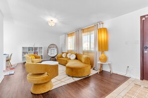 Smart TV - Casa Kaleidoscope: Whimsical Selfie Museum - 5bd sleeps 15 (Arvada)