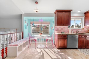 Interior - Casa Kaleidoscope: Whimsical Selfie Museum - 5bd sleeps 15 (Arvada)