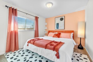 5 bedrooms, iron/ironing board, WiFi, bed sheets - Casa Kaleidoscope: Whimsical Selfie Museum - 5bd sleeps 15 (Arvada)