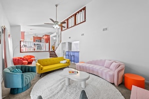 Smart TV - Casa Kaleidoscope: Whimsical Selfie Museum - 5bd sleeps 15 (Arvada)