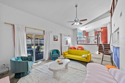 Casa Kaleidoscope: Whimsical Selfie Museum - 5bd sleeps 15