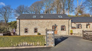 A stone building with a sign reading "HELYGEN". - Helygen (Talybont)