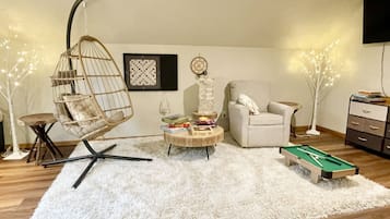 Älytelevisio, takka, videopelejä, pöytäjalkapallopöytä