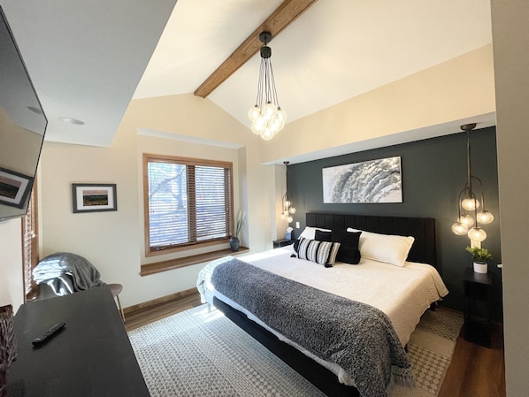 4 bedrooms, iron/ironing board, travel crib, free WiFi - Secret Room-Hot Tub-Billards-Firepit-Games-Pool access (Gal)