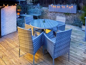 Outdoor dining - 3 bedroom accommodation in Auchtermuchty, near Cupar (Auchtermuchty, near Cupar)