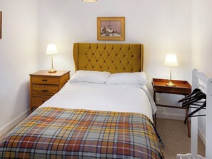 3 bedrooms, free WiFi, bed sheets - 3 bedroom accommodation in Auchtermuchty, near Cupar (Auchtermuchty, near Cupar)