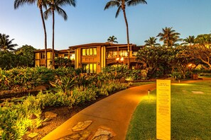 Ein Resort mit Pool und Spa, umgeben von tropischer Vegetation und Palmen.