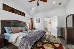 3 sovrum, skrivbord, strykjärn/strykbräda och resesäng