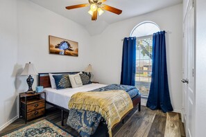 3 soverom, skrivebord, strykejern/-brett og reiseseng for barn