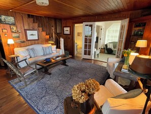 Televisio, takka, kirjoja