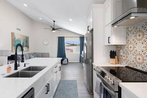 Fridge, microwave, oven, stovetop - Casa De Cacti - Scottsdale (Scottsdale)