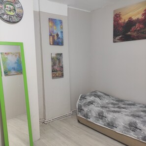 Eenvoudige eenpersoonskamer | Een bureau, een laptopwerkplek, gratis wifi, beddengoed