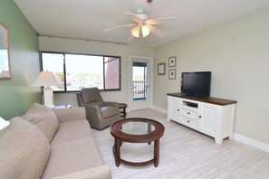 Living area - Beautiful marina view in the Keel Club @ Burnt Store Marina and Country club (Punta Gorda)