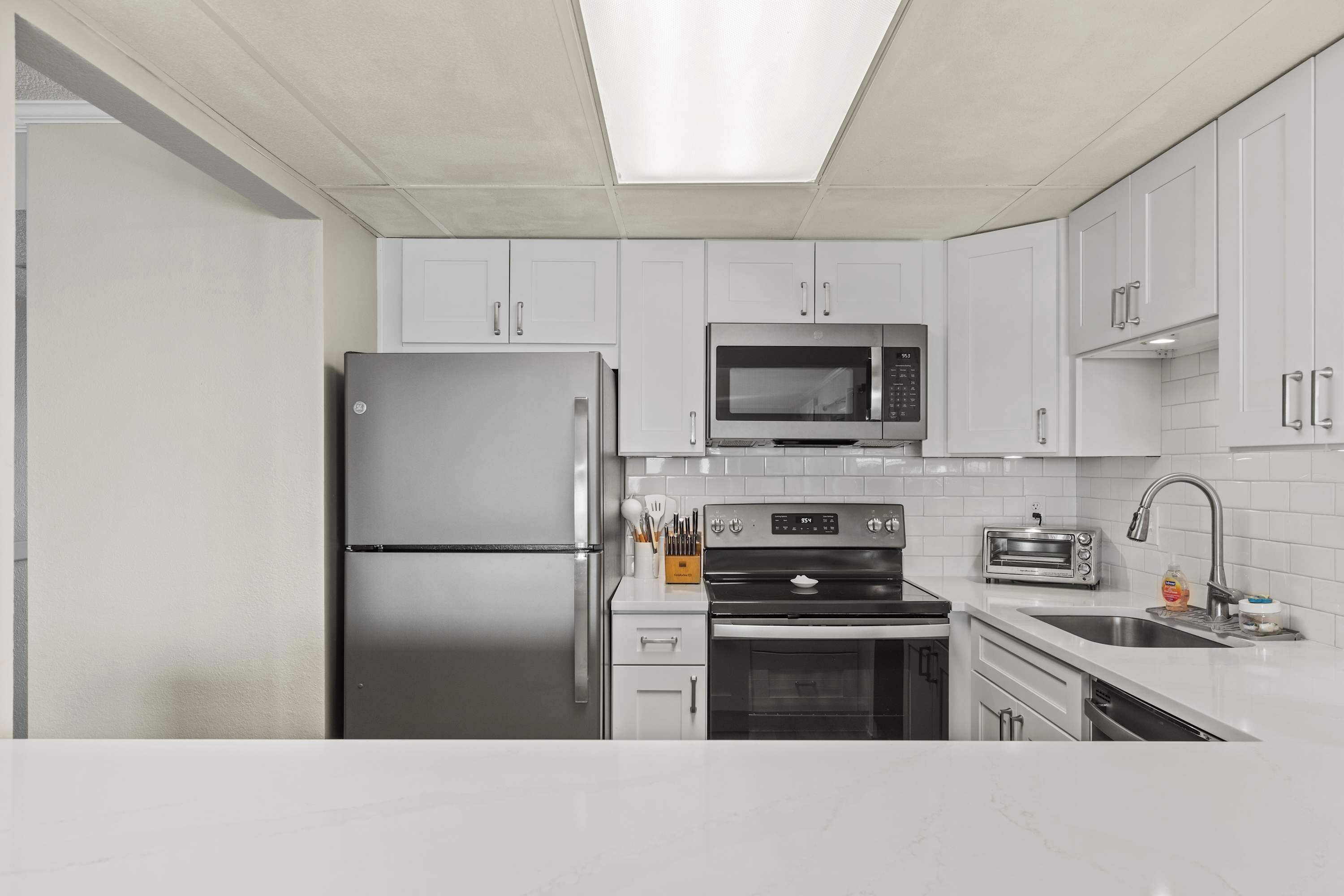 Jääkaappi, mikroaaltouuni, uuni, liesi