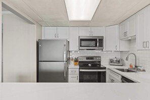 Een koelkast, een magnetron, een oven, een kookplaat