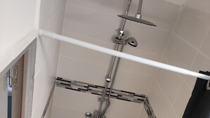 A shower with a handheld showerhead and a wall-mounted faucet. - Vue Exceptionelle ! Mer-port- Esplanade Oniria ! (Canet-en-Roussillon)