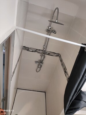 Haartrockner, Handtücher, Seife, Toilettenpapier