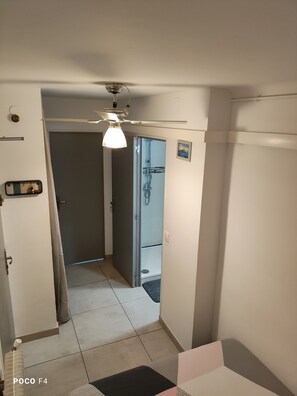 Haartrockner, Handtücher, Seife, Toilettenpapier