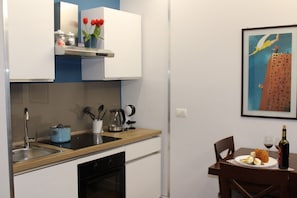 Fridge, oven, stovetop, electric kettle