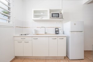 Fridge, microwave, coffee/tea maker, electric kettle - Studio 102 - Le Balisier (Les Trois-Îlets)