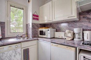 Kjøleskap, mikrobølgeovn, ovn og oppvaskmaskin