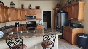 Kjøleskap, mikrobølgeovn, ovn og kokeplater