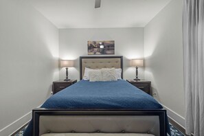2 habitaciones, escritorio y tabla de planchar con plancha