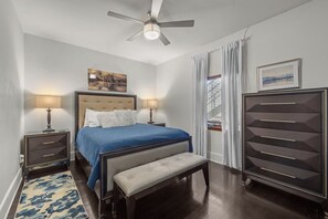2 Schlafzimmer, Schreibtisch, Bügeleisen/Bügelbrett, Reisekinderbett