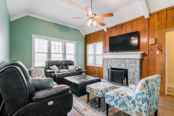 TV - Walk To Aggieville from Brick Cottage with Man Cave, Shuffle Board, Back Yard (Manhattan)