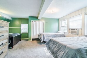 5 bedrooms, iron/ironing board, WiFi, bed sheets