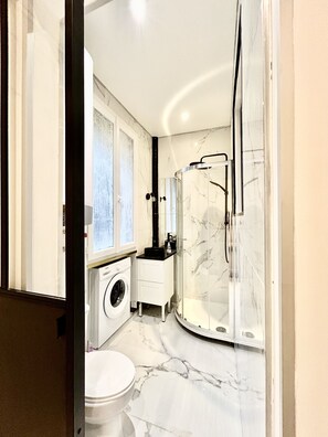 Dusch, hårtork, handdukar och tvål