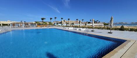 Una piscina al aire libre