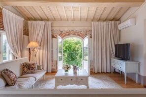 TV - Elevate Your Escape: Discover Timeless Charm in a Majestic Retreat Amid Lucca and Florence (Pieve a Nievole)