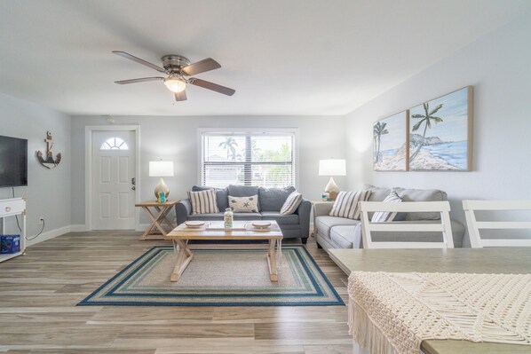 Smart TV, livros, aparelho de som