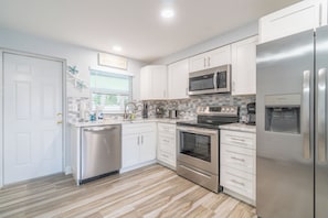 Geladeira, micro-ondas, fogão, cooktop