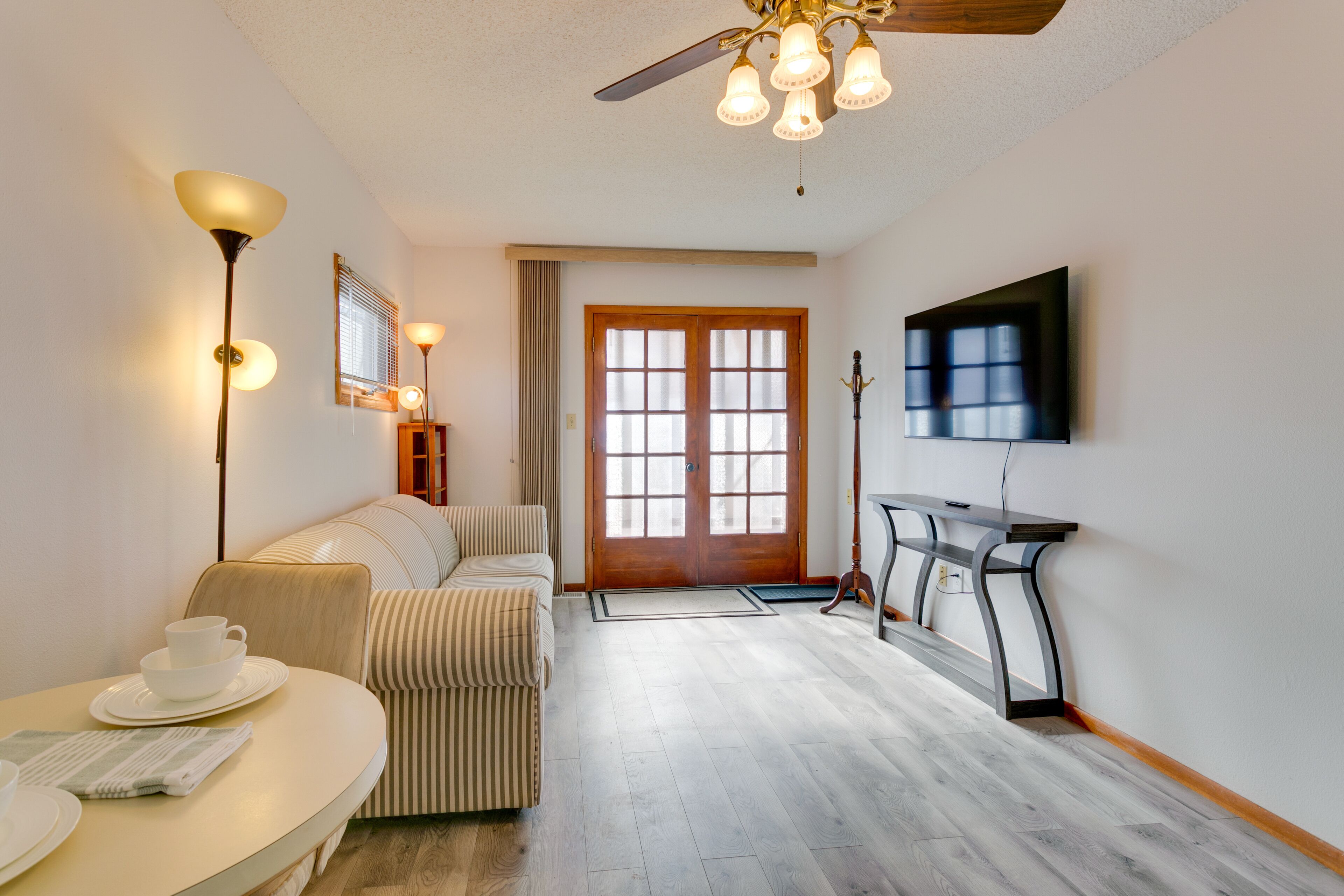 Cozy Aurora Horse Farm Apt ~ 12 Mi to Denver!