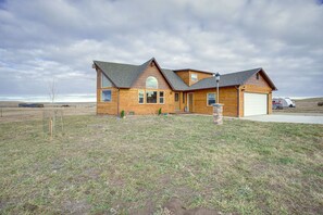 Exterior - Roberts Home w/ Western Decor & Mountain Views! (Roberts)