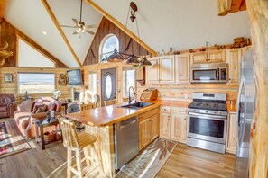 Dishwasher, coffee/tea maker, cookware/dishes/utensils - Roberts Home w/ Western Decor & Mountain Views! (Roberts)