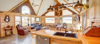 Roberts Home w/ Western Decor & Mountain Views!