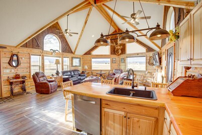 Roberts Home w/ Western Decor & Mountain Views!