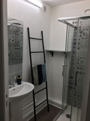 Hårtork, handdukar och toalettpapper