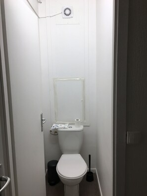 Haartrockner, Handtücher, Toilettenpapier