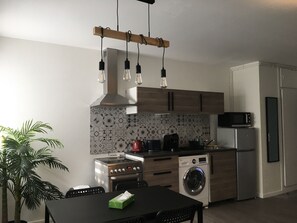 Kühlschrank, Ofen, Herdplatte, Kochgeschirr/Geschirr/Besteck