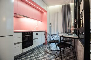 Fogão, cooktop, cafeteira/chaleira, torradeira