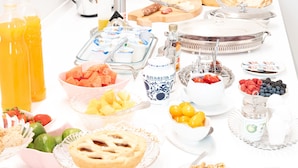 A breakfast buffet with various food items and beverages. - Villa Tosati (Monza)