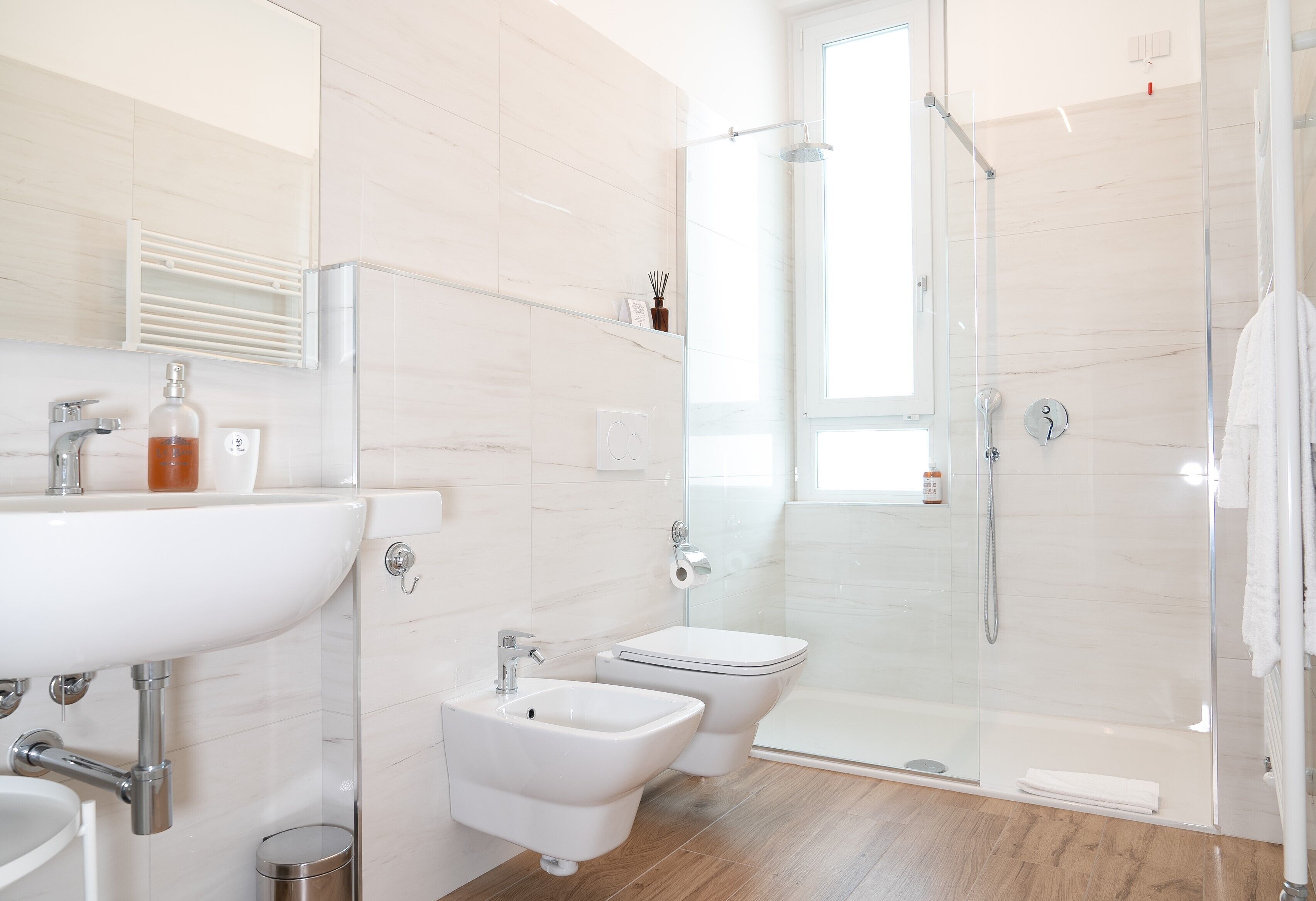 Camera Comfort | Bagno | Doccia, soffione a pioggia, set di cortesia gratuito, asciugacapelli