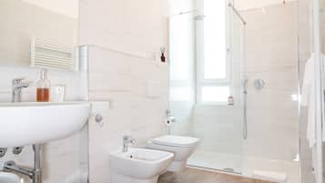 Comfort Room | Bathroom | Shower, rainfall showerhead, free toiletries, hair dryer